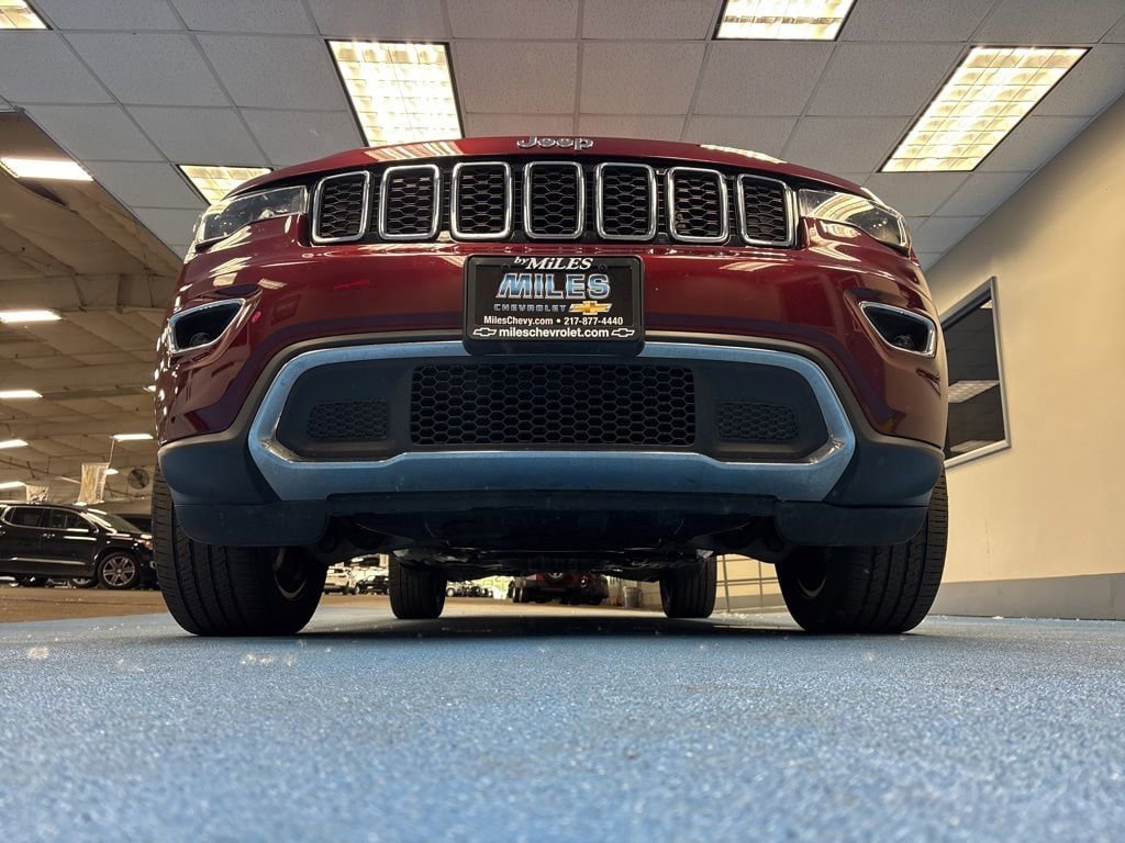 Used 2019 Jeep Grand Cherokee Limited AWD/4WD image 16