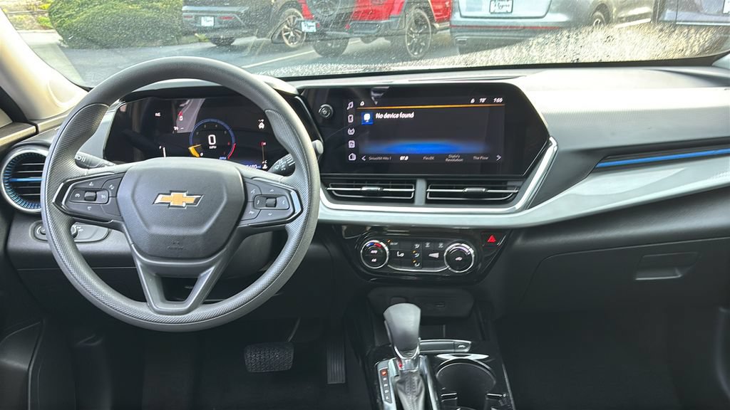 Used 2025 Chevrolet Trax LT FWD image 8