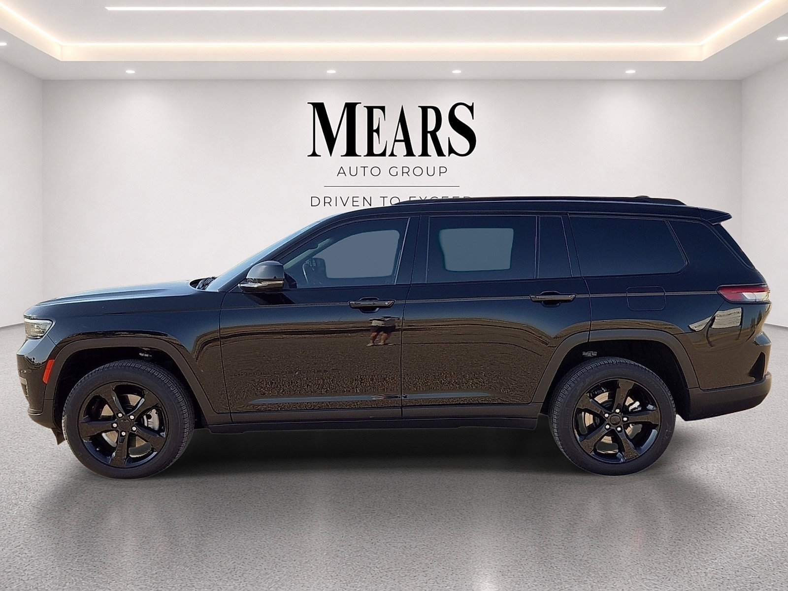 Used 2022 Jeep Grand Cherokee L Limited w/ Black Appearance Package AWD/4WD image 2