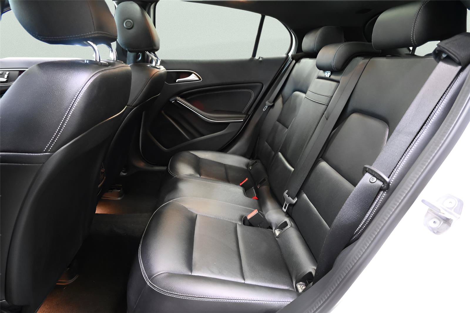 Used 2020 Mercedes-Benz GLA 250 4MATIC w/ Premium Package image 14