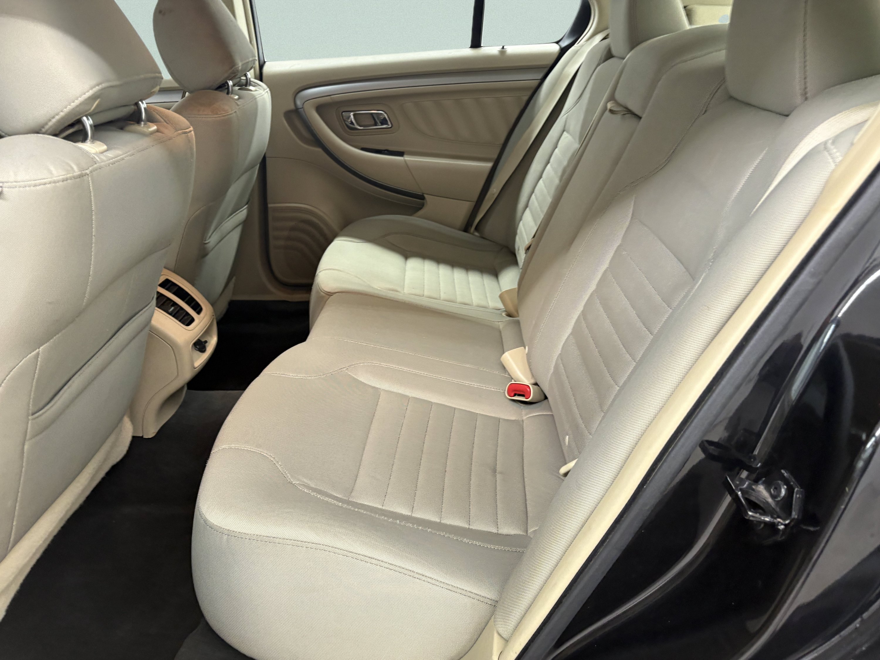 Used 2015 Ford Taurus SE FWD image 12