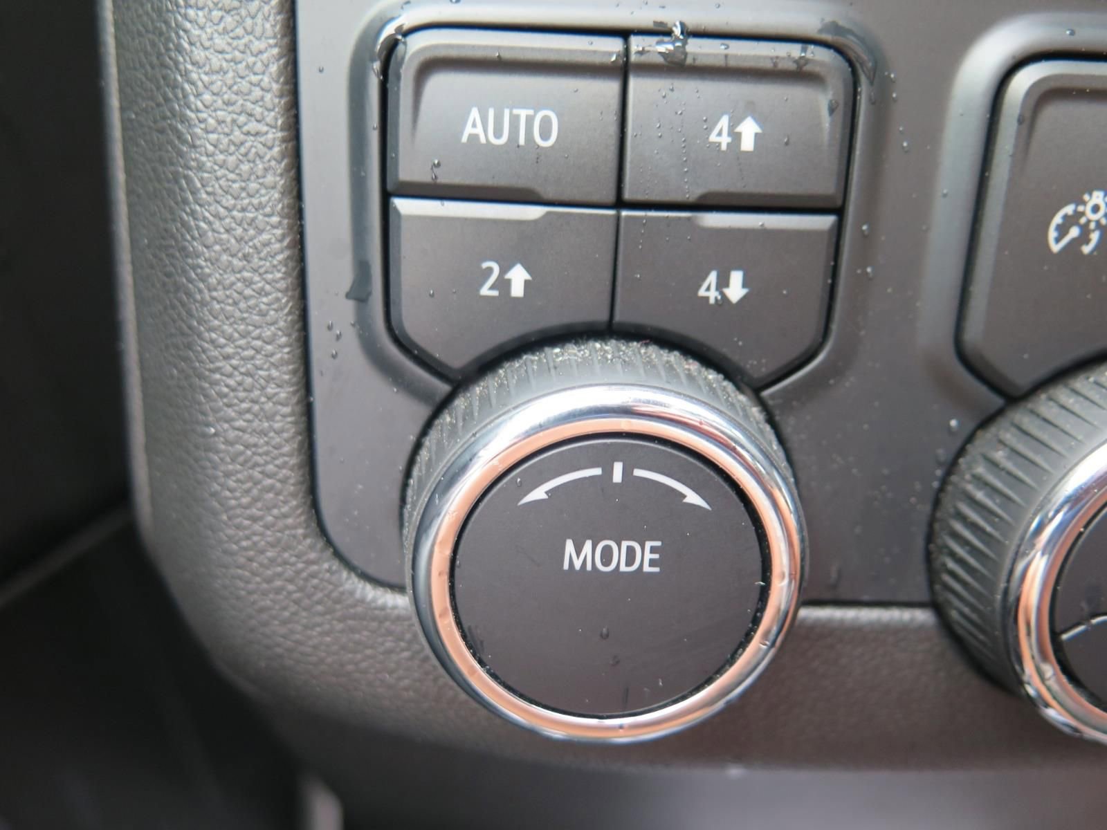 Used 2025 Chevrolet Suburban Z71 image 13