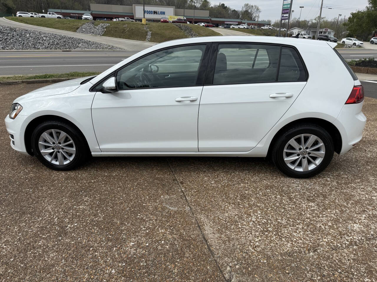 Used 2017 Volkswagen Golf S image 8