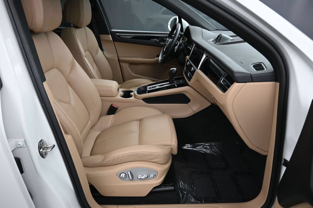 Certified 2022 Porsche Macan AWD/4WD image 29
