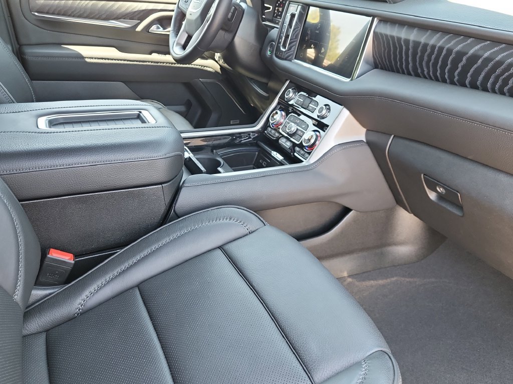 Used 2024 GMC Yukon Denali w/ Advanced Technology Package AWD/4WD image 21