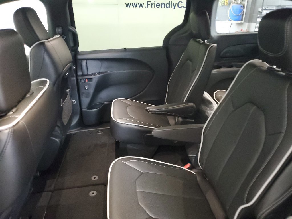 New 2027 Chrysler Pacifica Limited FWD image 27