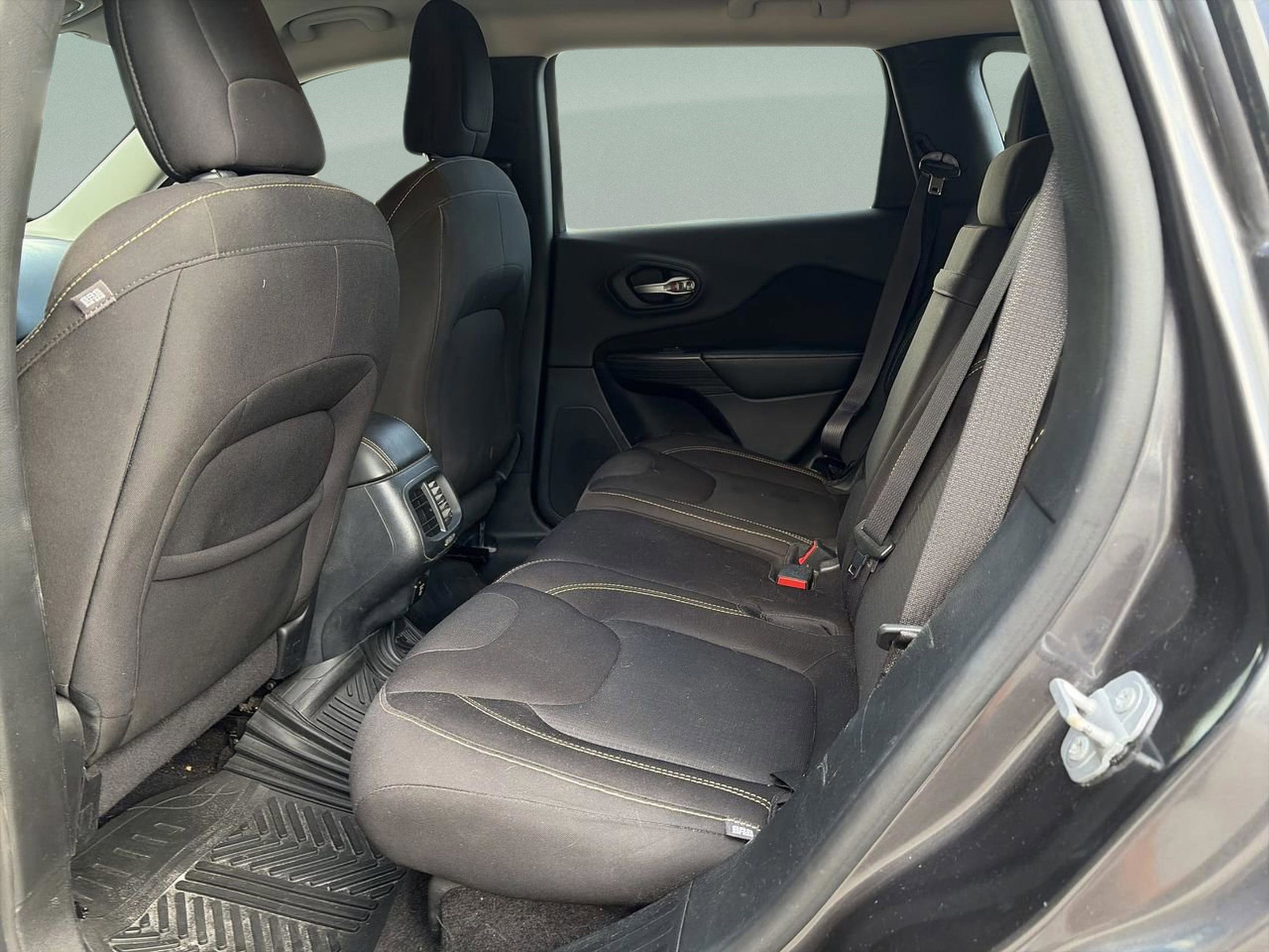 Used 2016 Jeep Cherokee Latitude w/ Cold Weather Group image 16