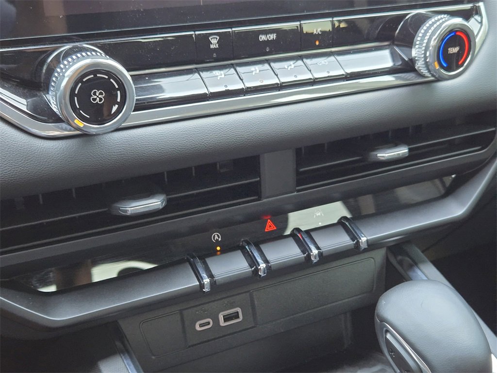 Used 2024 GMC Canyon Elevation image 22