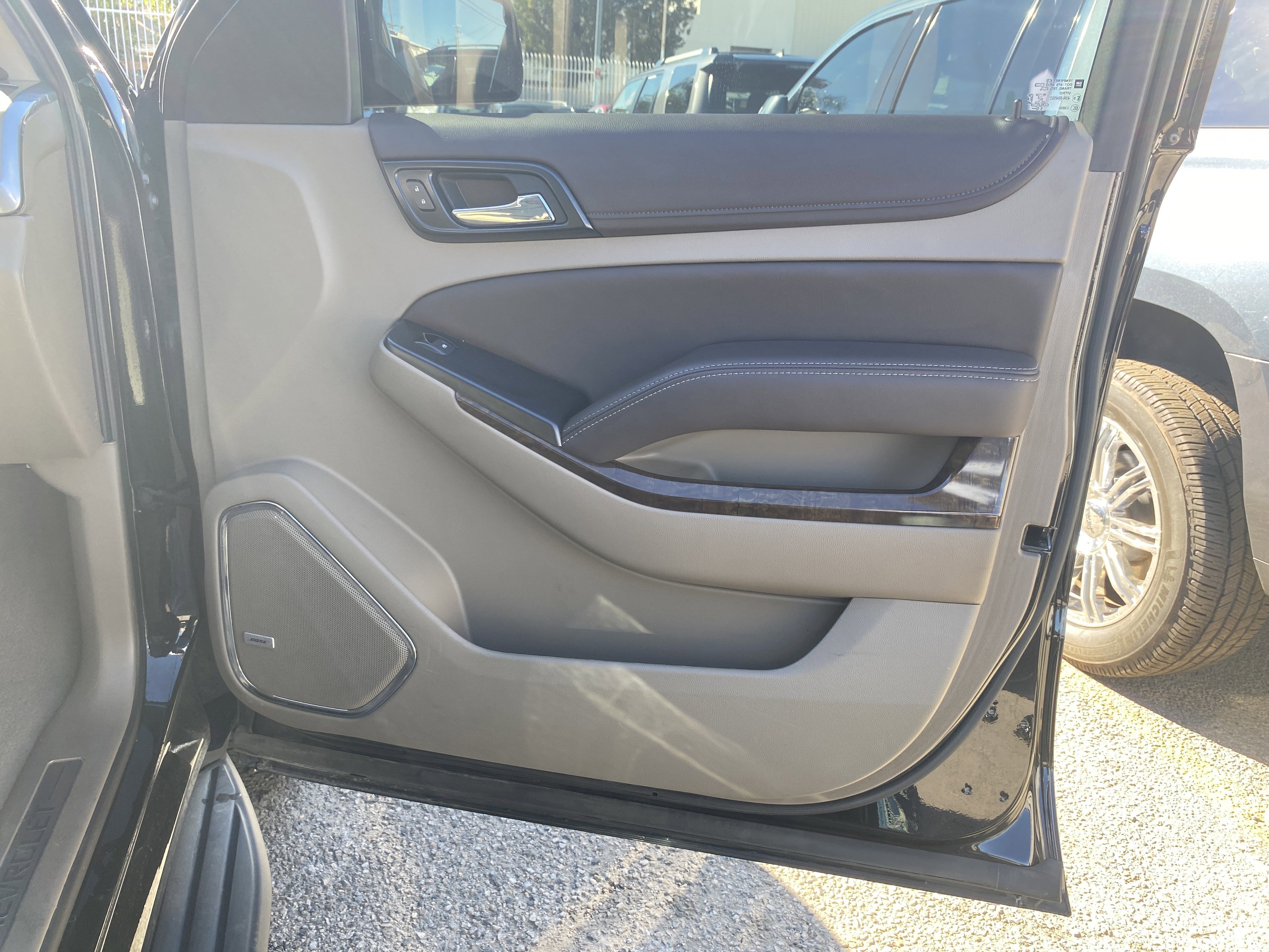 Used 2023 Chevrolet Suburban Premier image 25