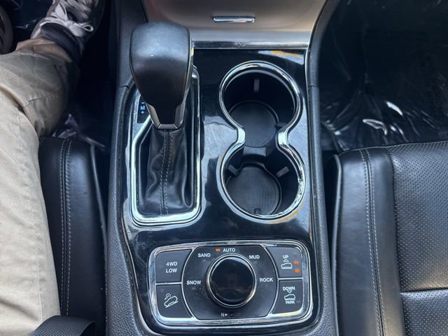 Used 2019 Jeep Grand Cherokee Overland AWD/4WD image 15