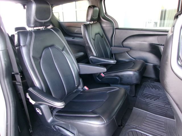 Used 2025 Chrysler Pacifica Select image 18