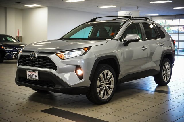 Used 2021 Toyota RAV4 XLE Premium image 3