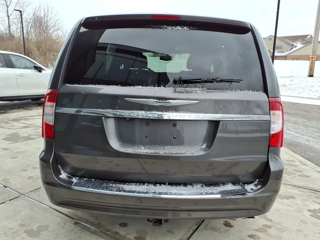 Used 2014 Chrysler Town & Country Touring-L image 6