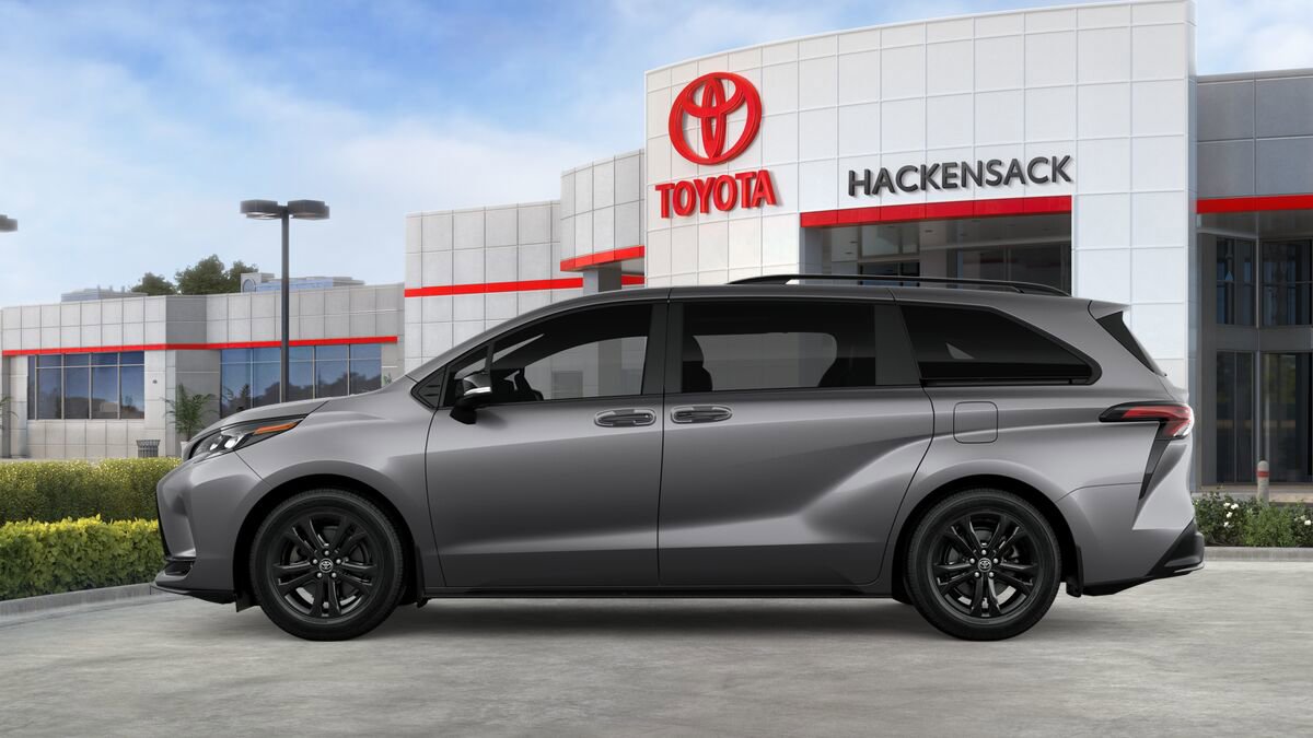 Used 2026 Toyota Sienna XSE image 4