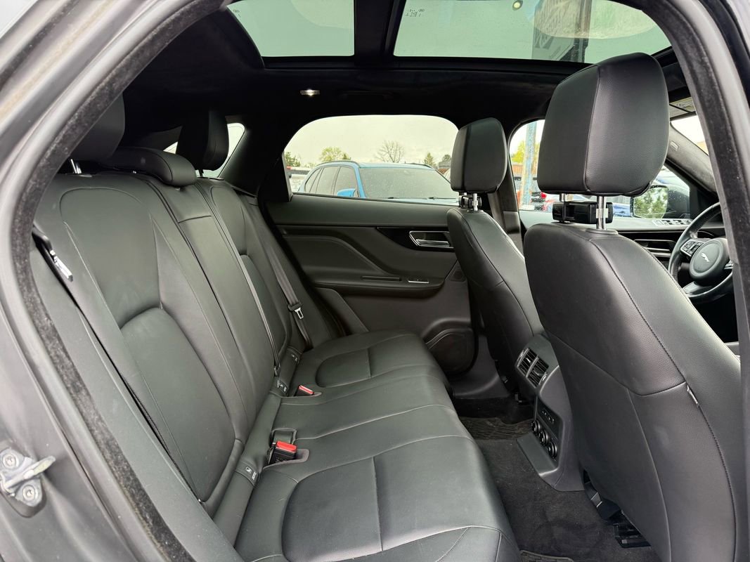 Used 2019 Jaguar F-PACE Premium image 23