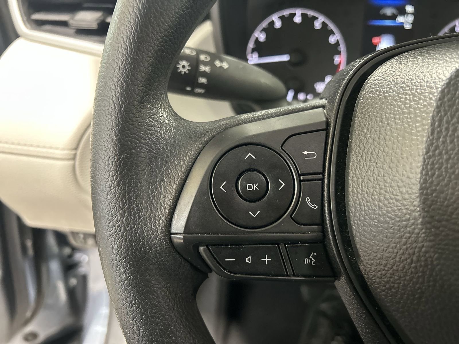 Used 2025 Toyota Corolla Cross L AWD/4WD image 17