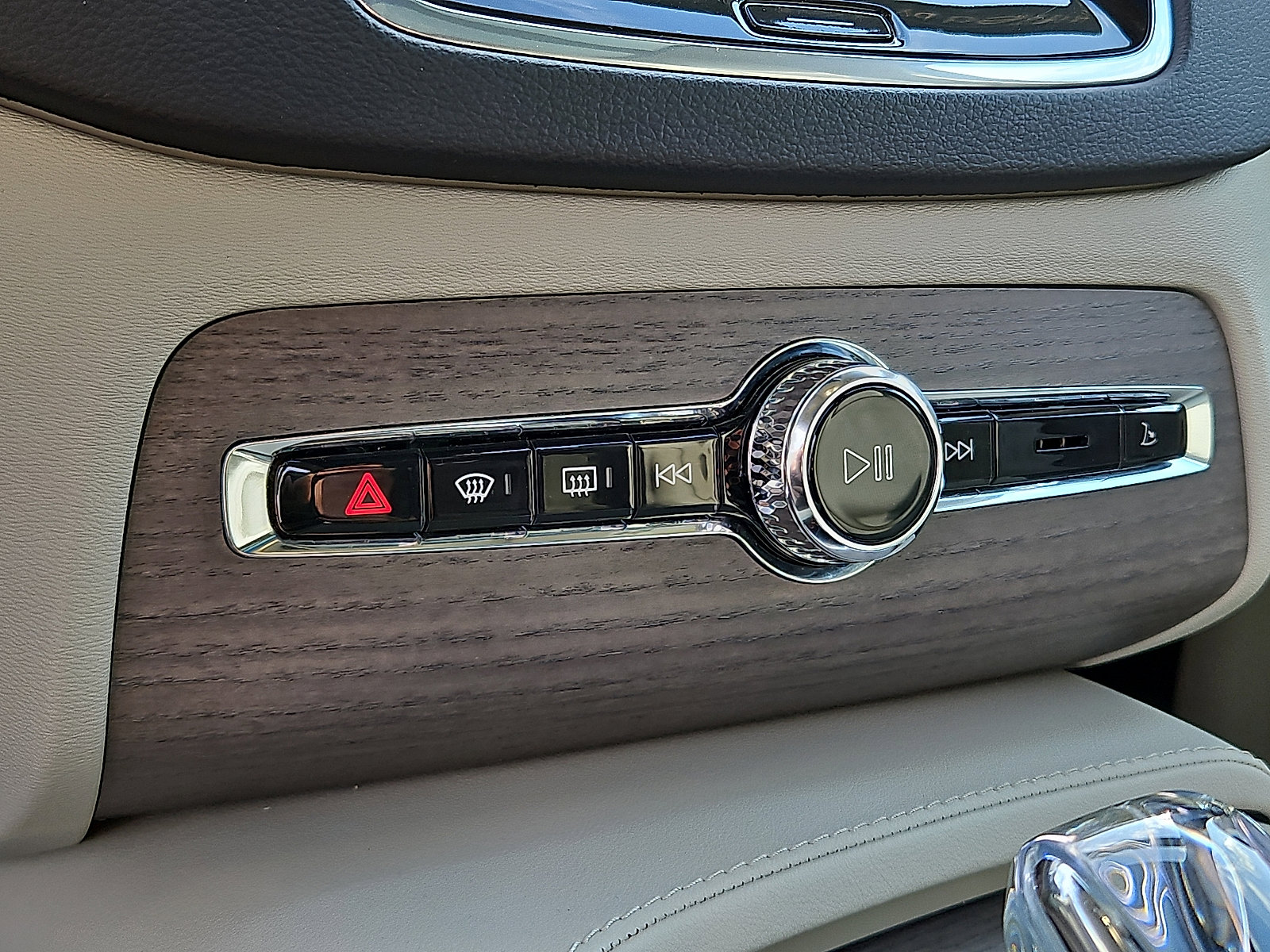 Certified 2023 Volvo XC90 B6 Ultimate w/ Protection Package image 16