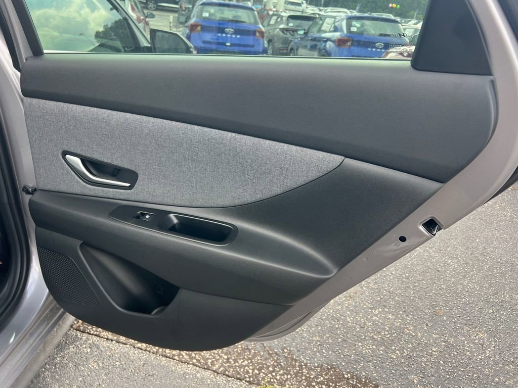 Certified 2025 Hyundai Elantra Limited FWD image 16