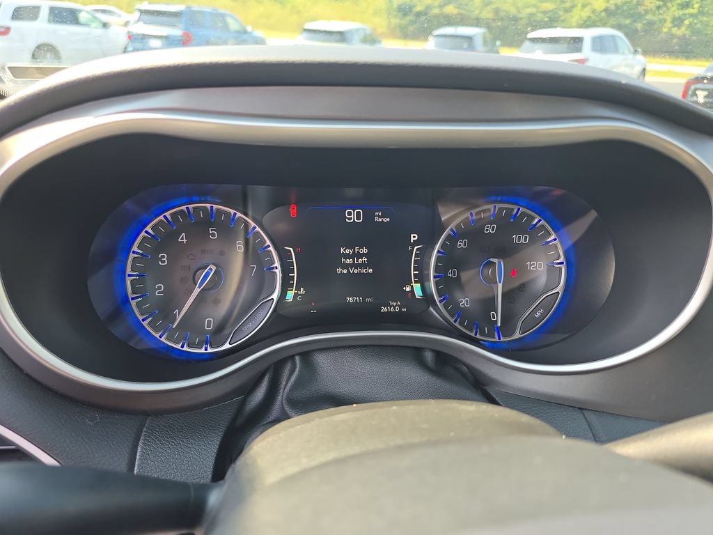 Used 2023 Chrysler Pacifica Touring-L FWD image 17