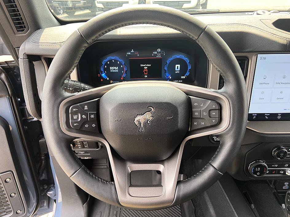 Used 2025 Ford Bronco Outer Banks AWD/4WD image 12