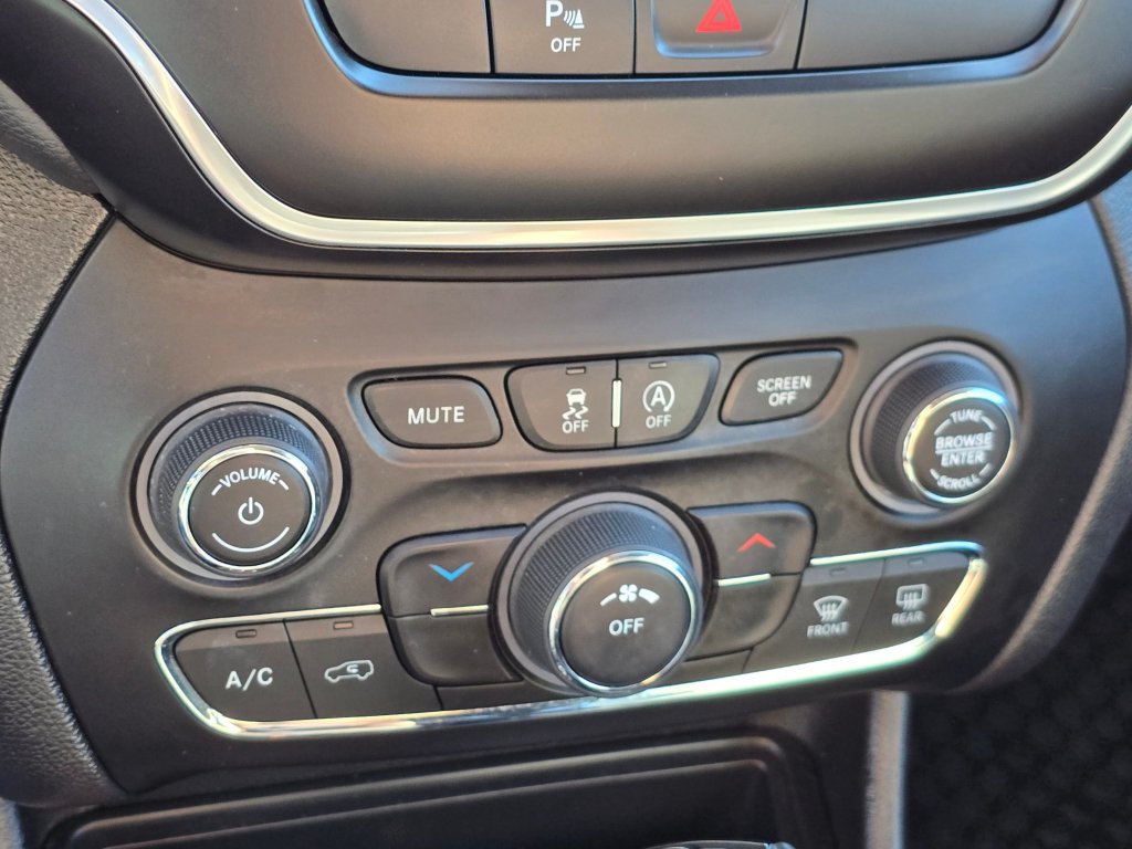 Used 2020 Jeep Cherokee Latitude Plus AWD/4WD image 9