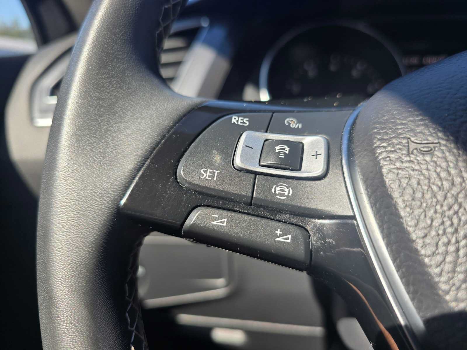 Used 2021 Volkswagen Tiguan SE w/ Panoramic Sunroof Package FWD image 33