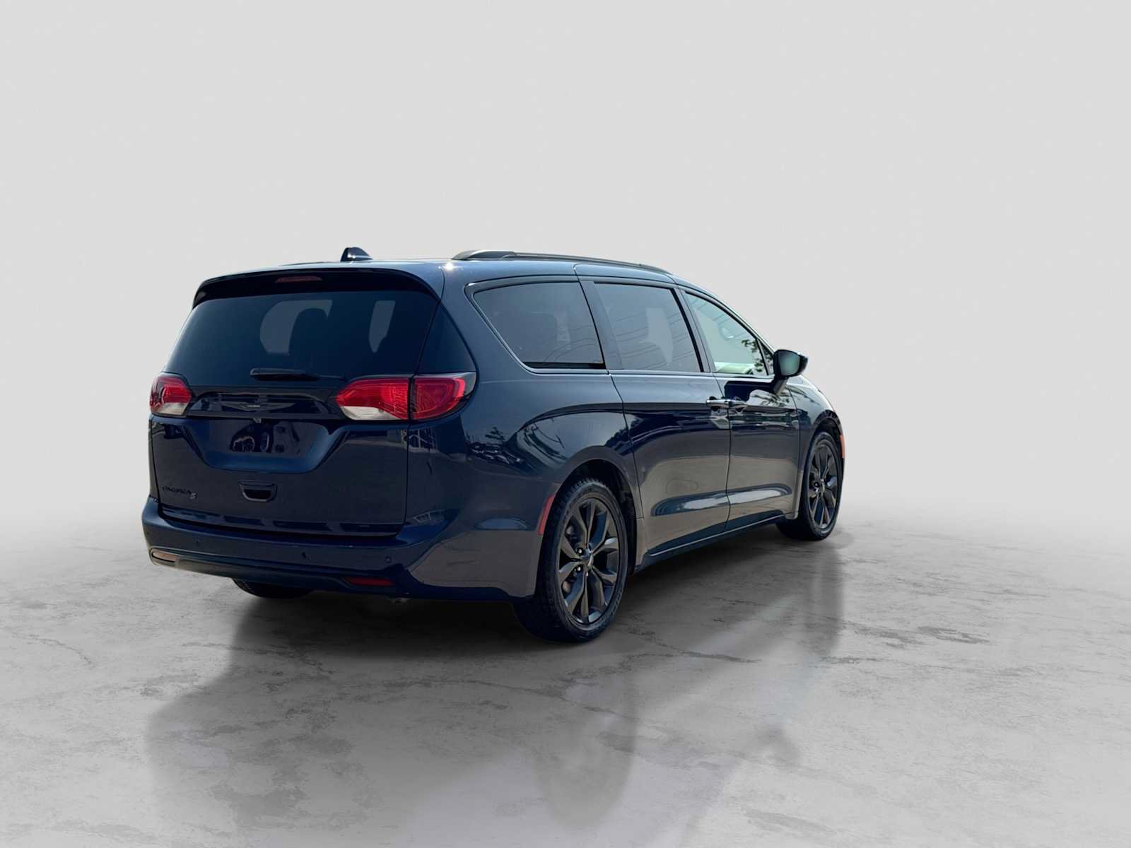 Used 2018 Chrysler Pacifica Touring-L Plus FWD image 6