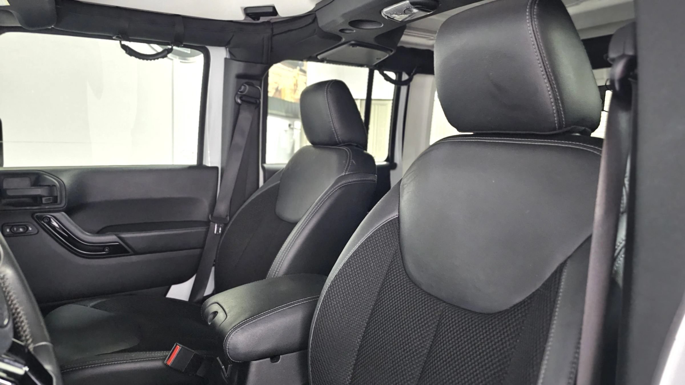 Used 2017 Jeep Wrangler Unlimited Sahara AWD/4WD image 12