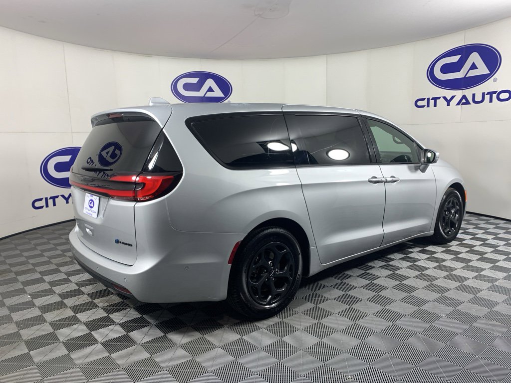 Used 2022 Chrysler Pacifica Limited w/ Uconnect Theater Family Group image 3