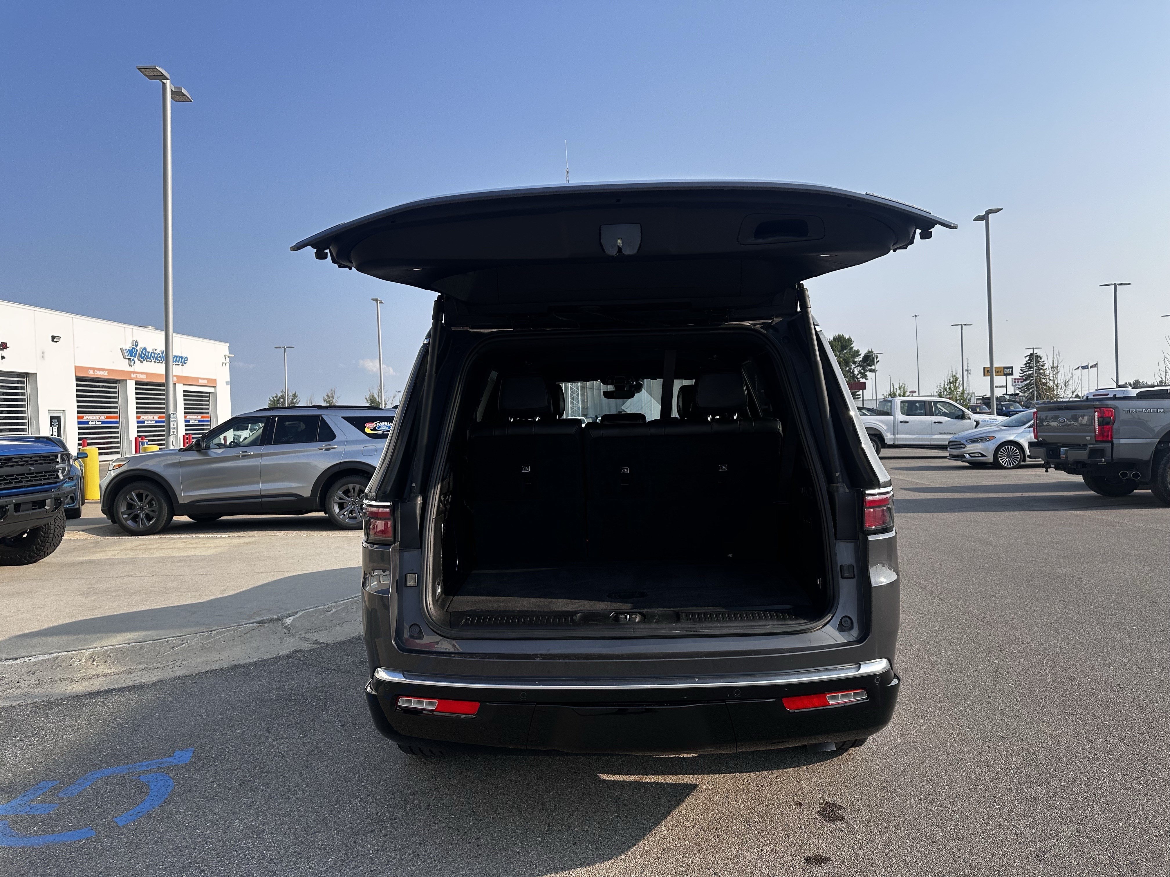 Used 2024 Jeep Wagoneer Series III AWD/4WD image 22