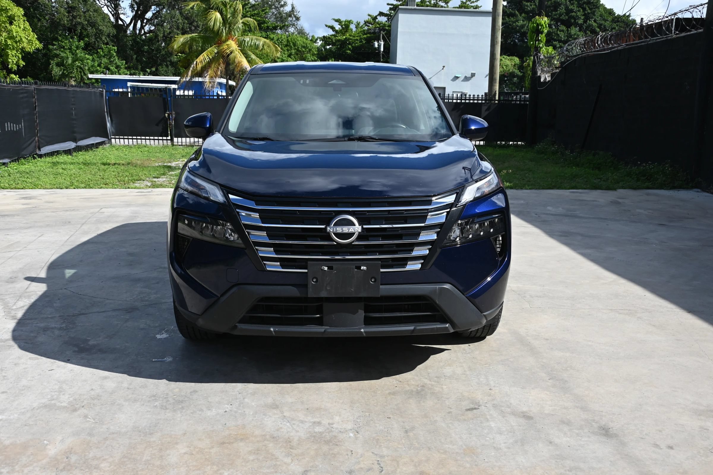 Used 2025 Nissan Rogue SV AWD/4WD image 2