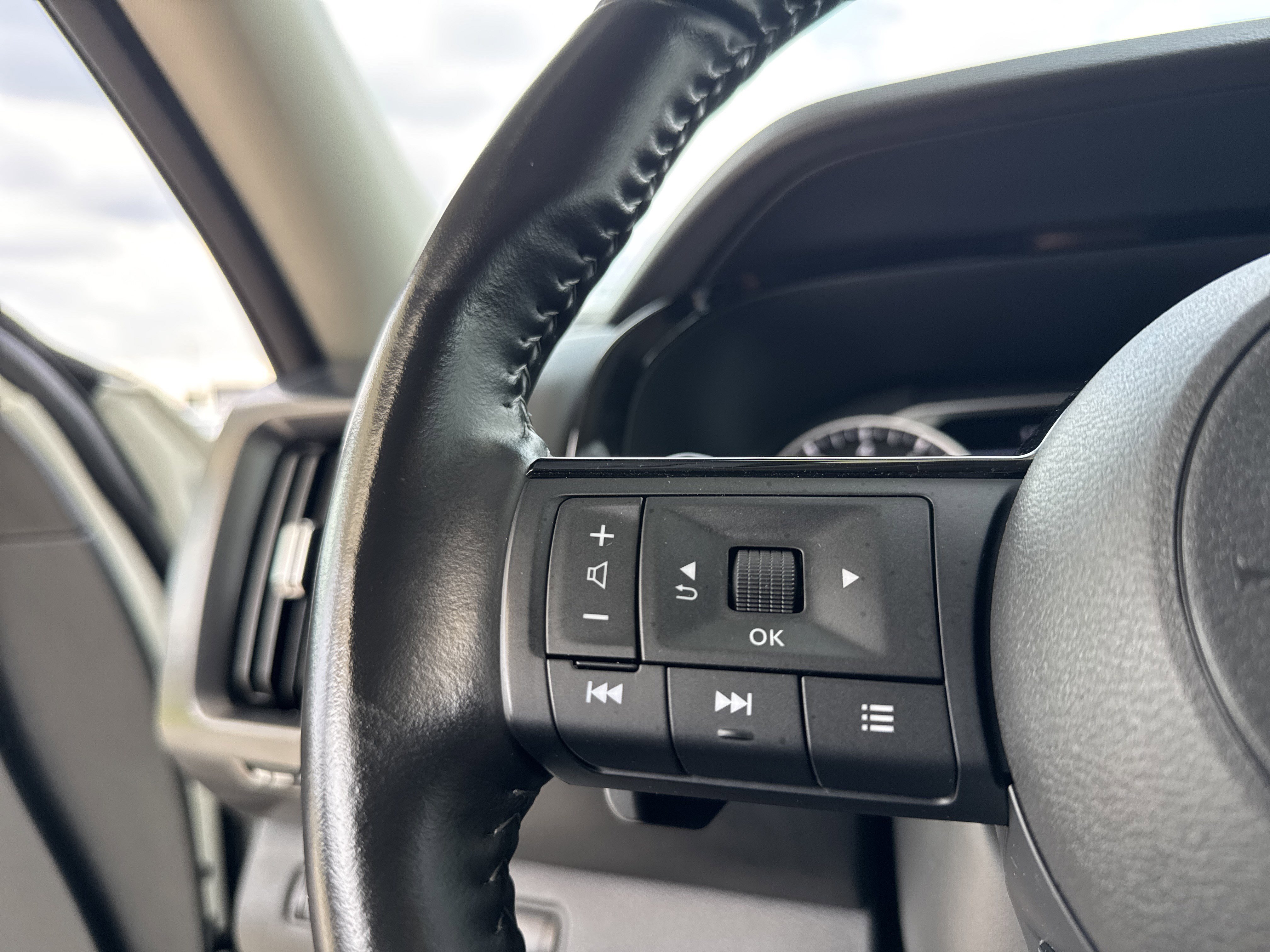 Used 2024 Nissan Pathfinder SL FWD image 19