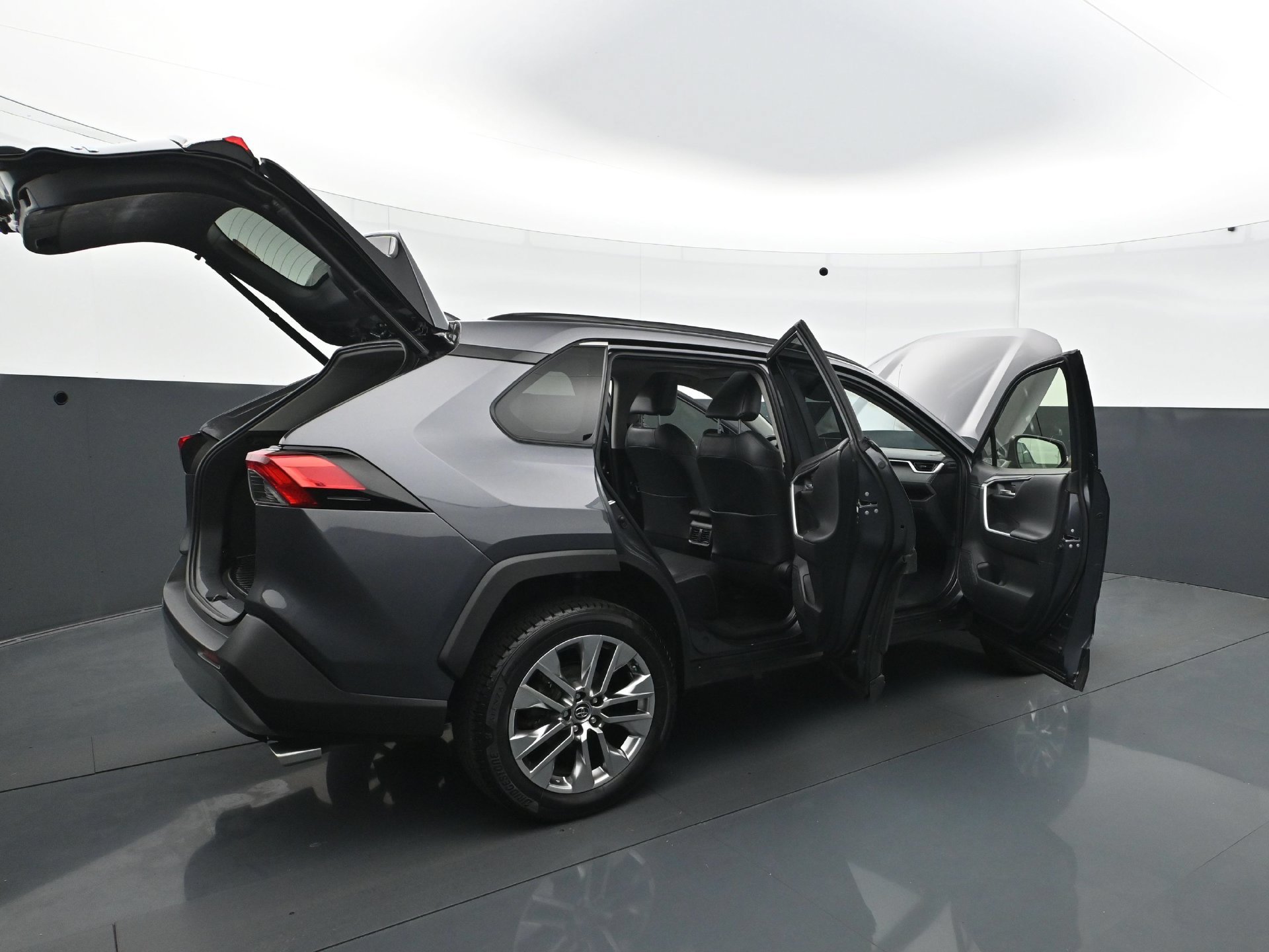 Used 2019 Toyota RAV4 Limited w/ Cold Weather Package AWD/4WD image 34
