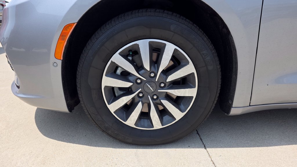 Used 2021 Chrysler Pacifica Touring-L FWD image 10