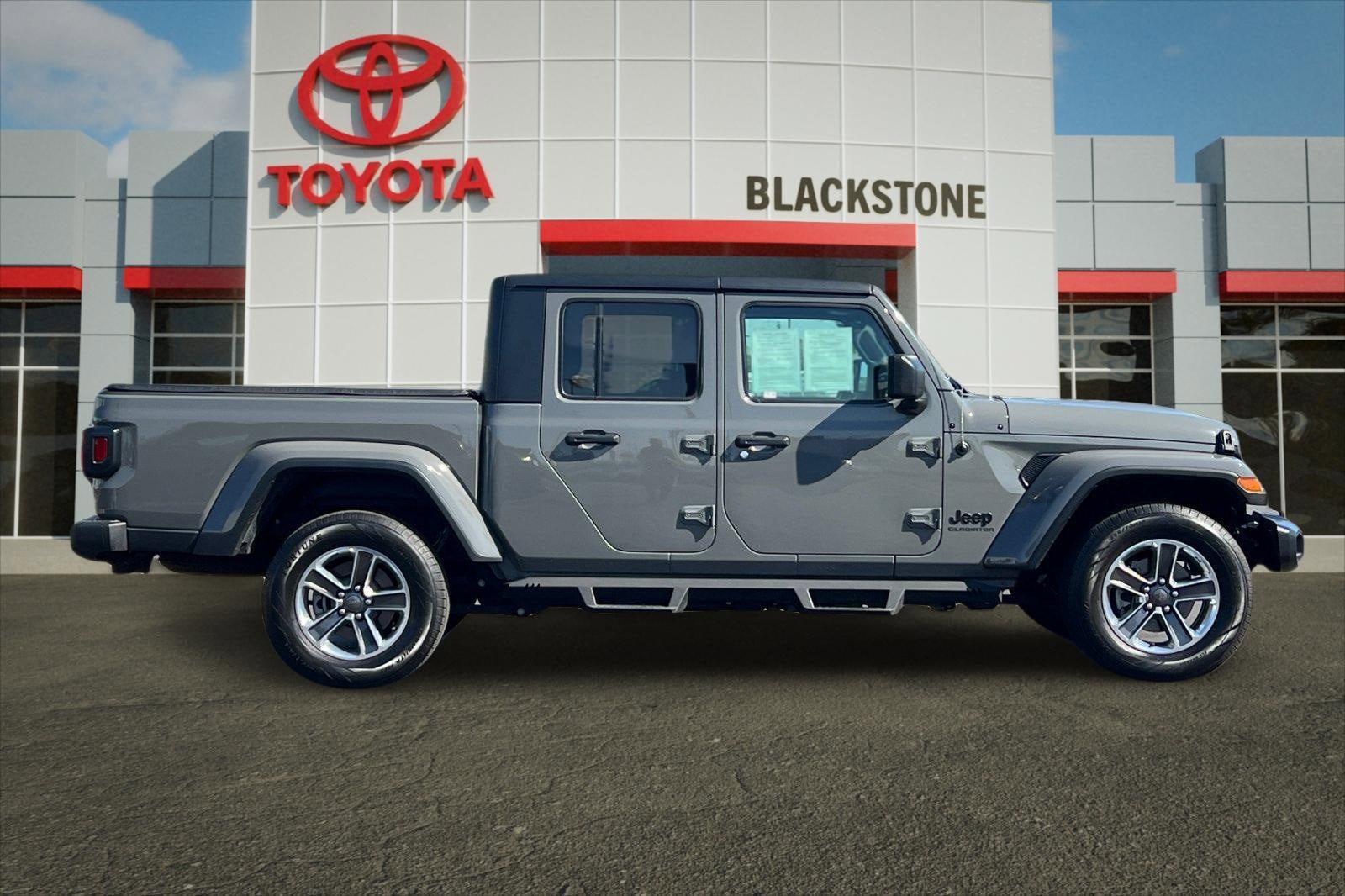 Used 2021 Jeep Gladiator Sport AWD/4WD image 2