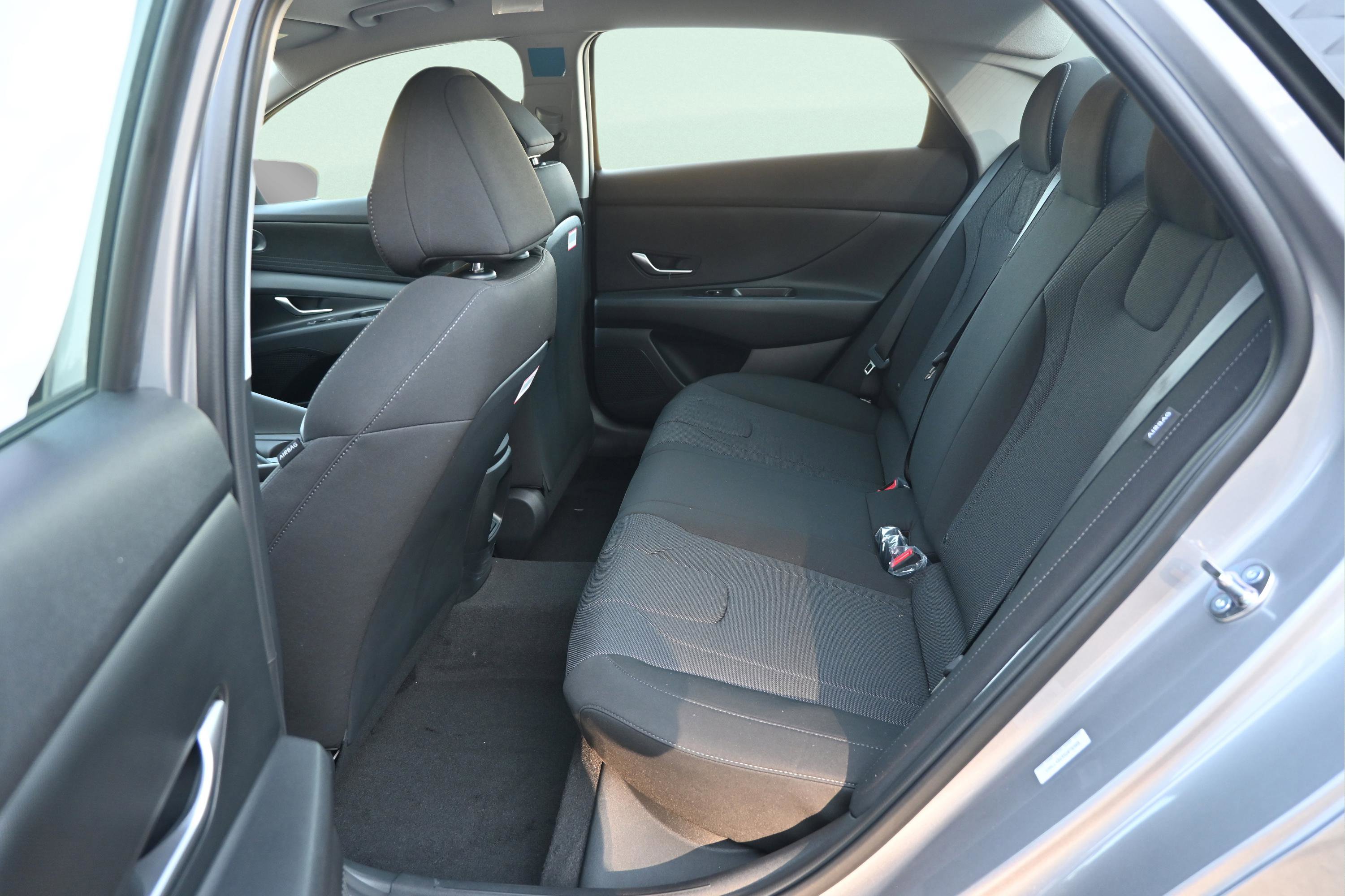 Certified 2025 Hyundai Elantra SE FWD image 11