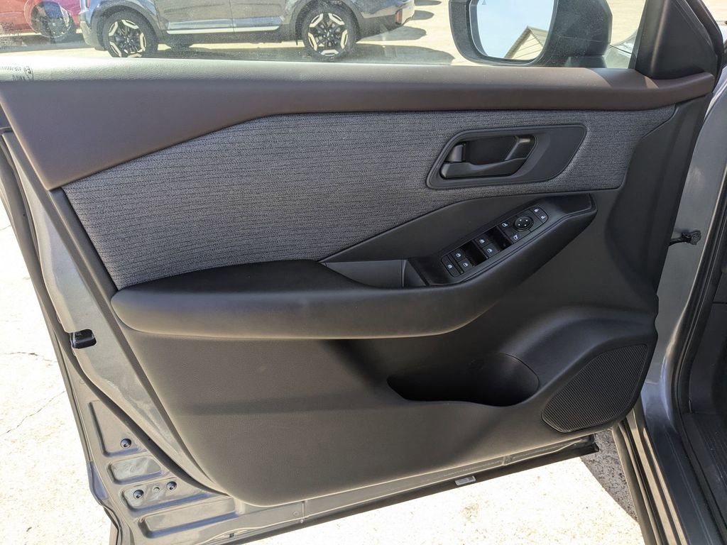 Used 2023 Nissan Rogue S image 11