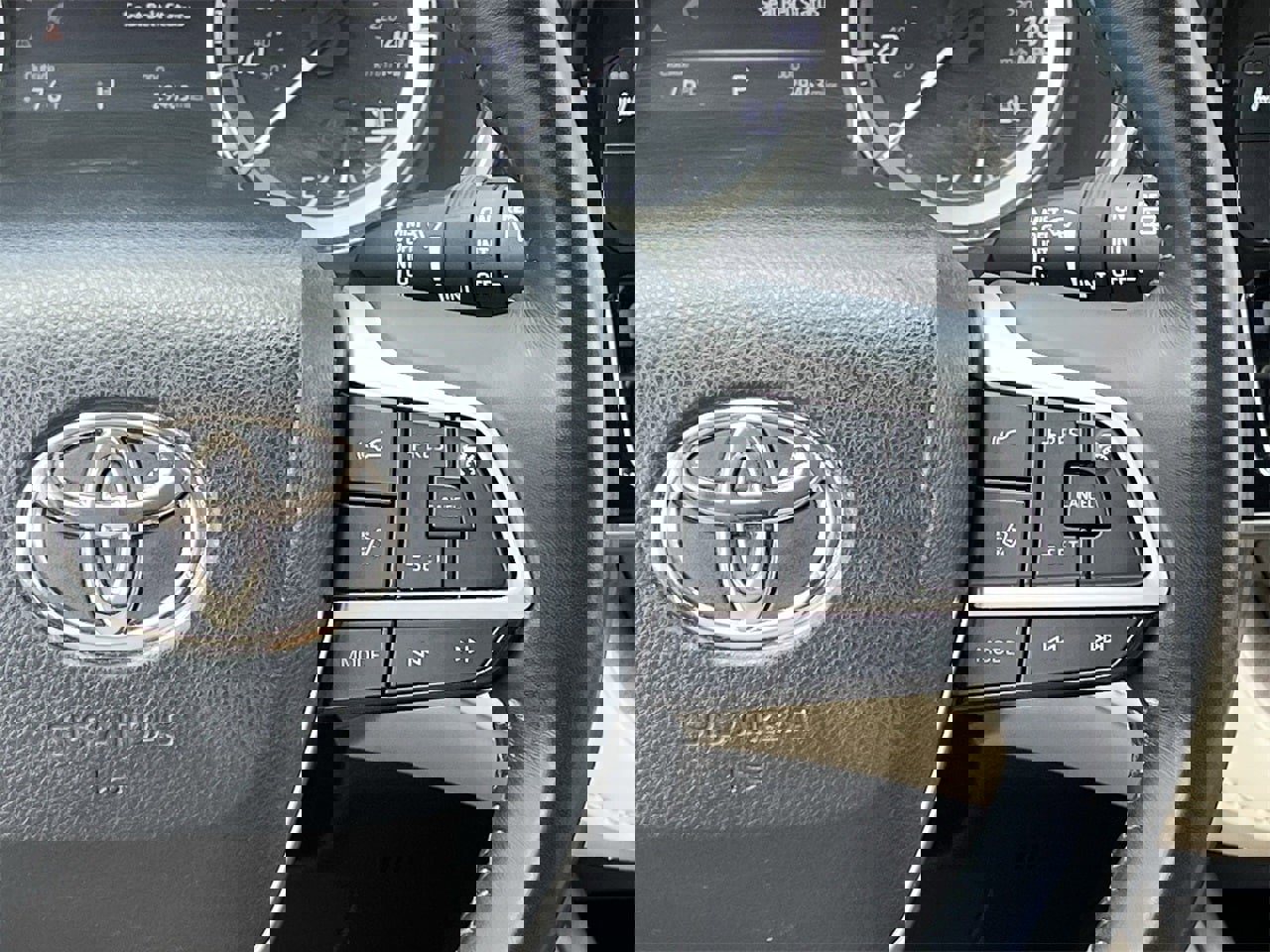 Used 2023 Toyota Highlander XLE image 14