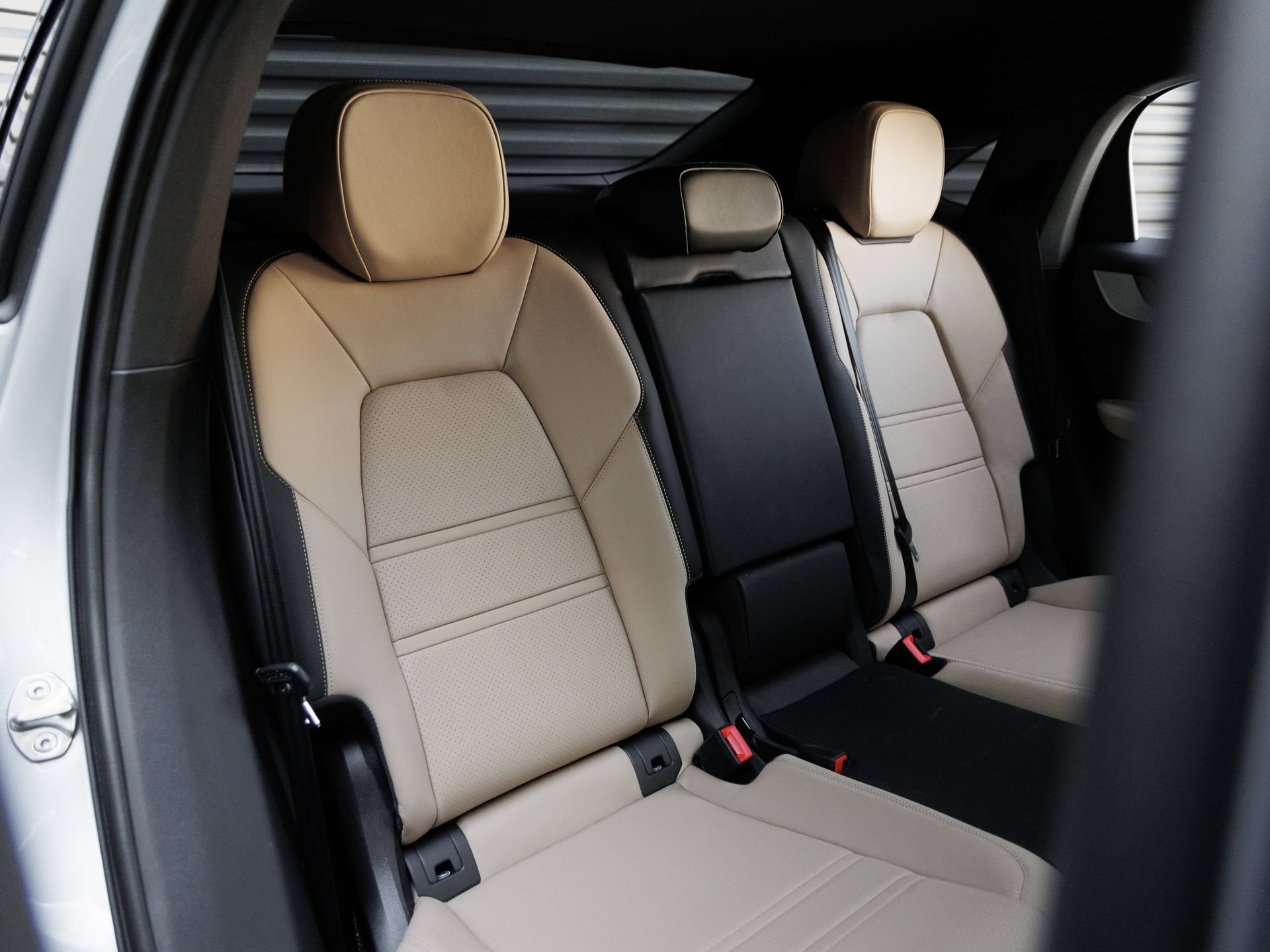 Certified 2025 Porsche Cayenne Coupe AWD/4WD image 35