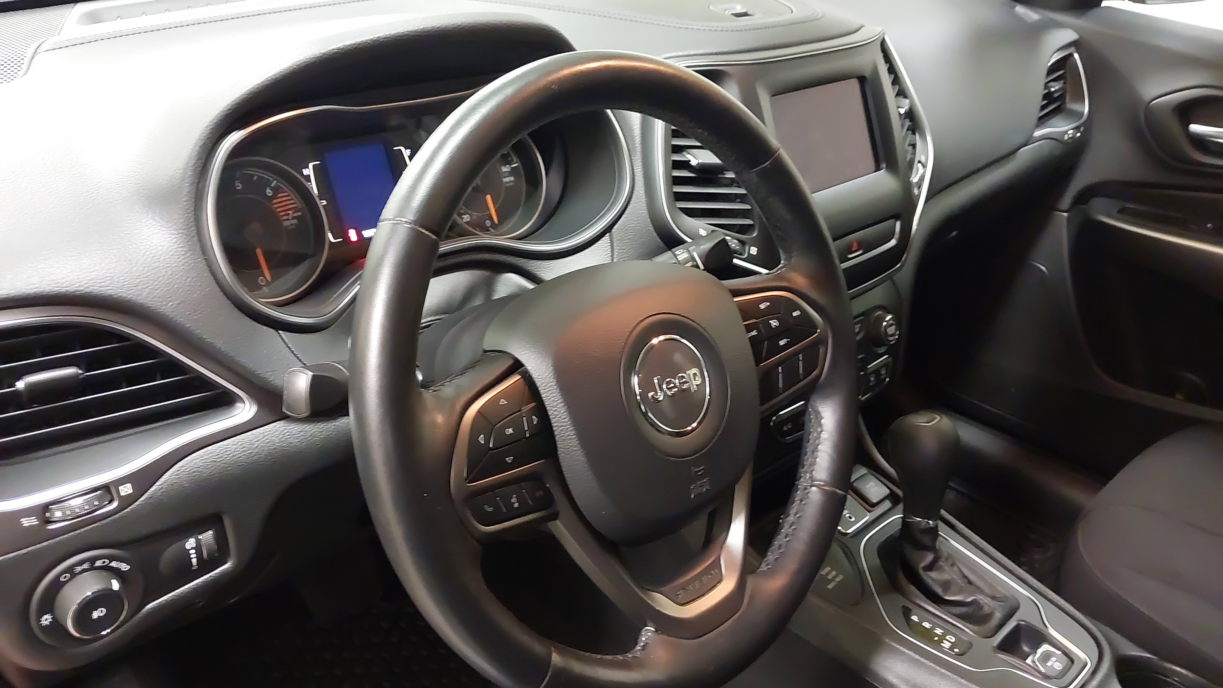 Used 2019 Jeep Cherokee Latitude w/ Cold Weather Group AWD/4WD image 17
