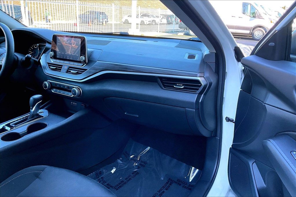 Used 2025 Nissan Altima 2.5 SV FWD image 15