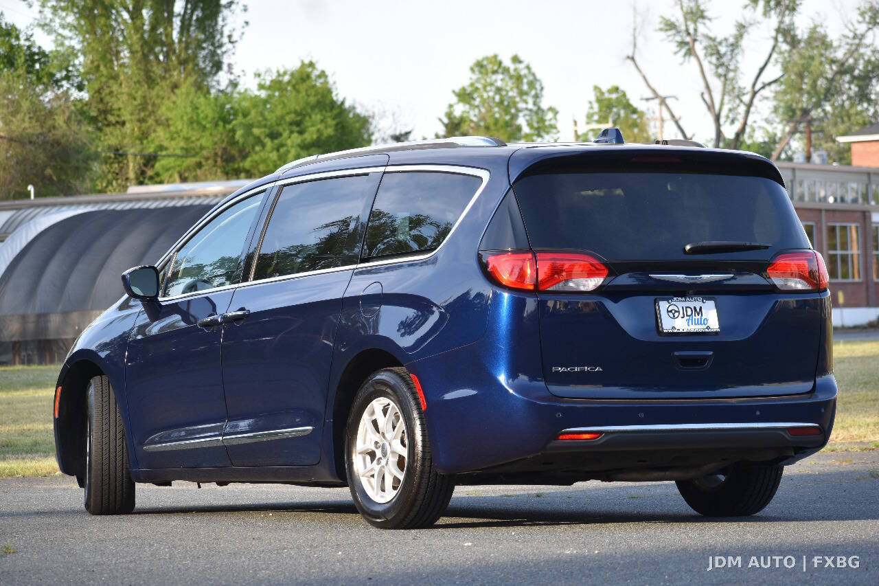 Used 2020 Chrysler Pacifica Touring-L FWD image 7