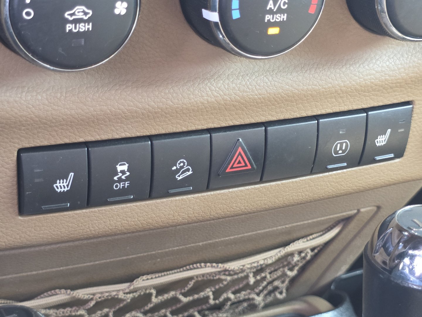 Used 2014 Jeep Wrangler Unlimited Sahara w/ Connectivity Group AWD/4WD image 5