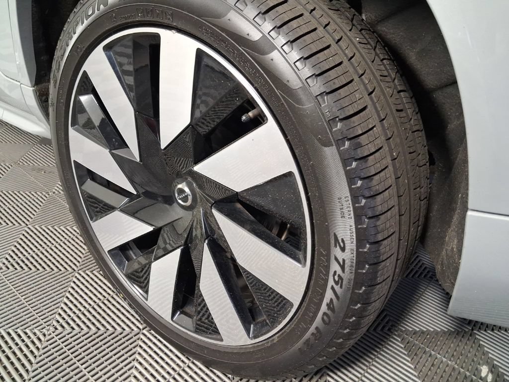 Certified 2025 Volvo XC90 T8 Plus w/ Protection Package AWD/4WD image 17
