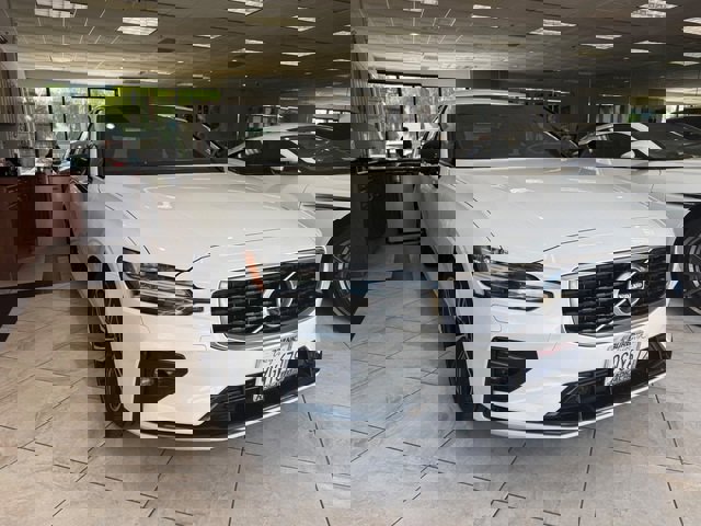 Used 2020 Volvo S60 T6 R-Design image 2