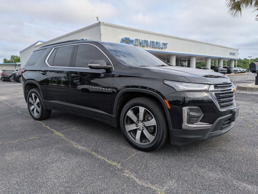 Used 2023 Chevrolet Traverse LT w/ LT Premium Package AWD/4WD image 3