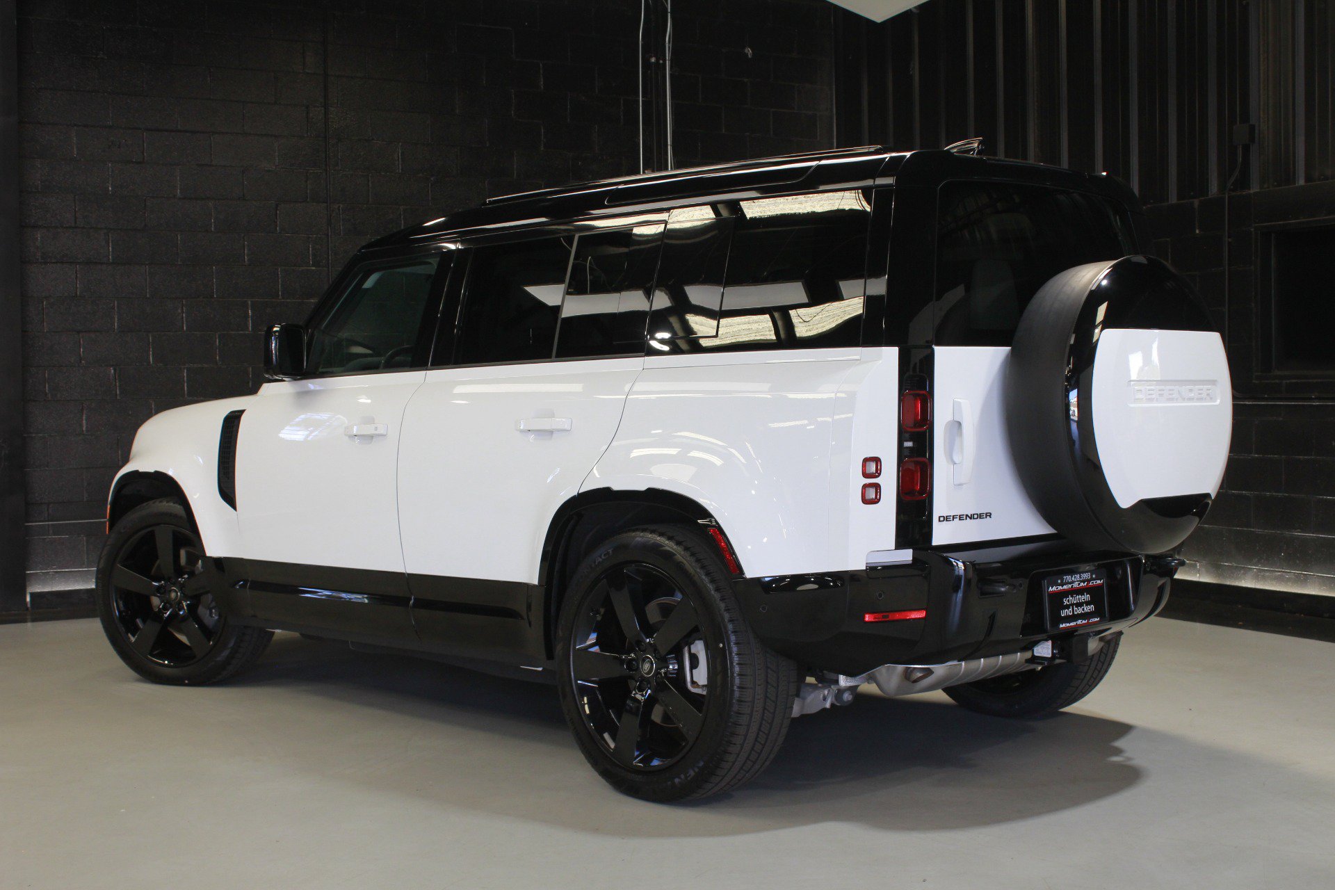Used 2025 Land Rover Defender 110 X-Dynamic SE AWD/4WD image 13