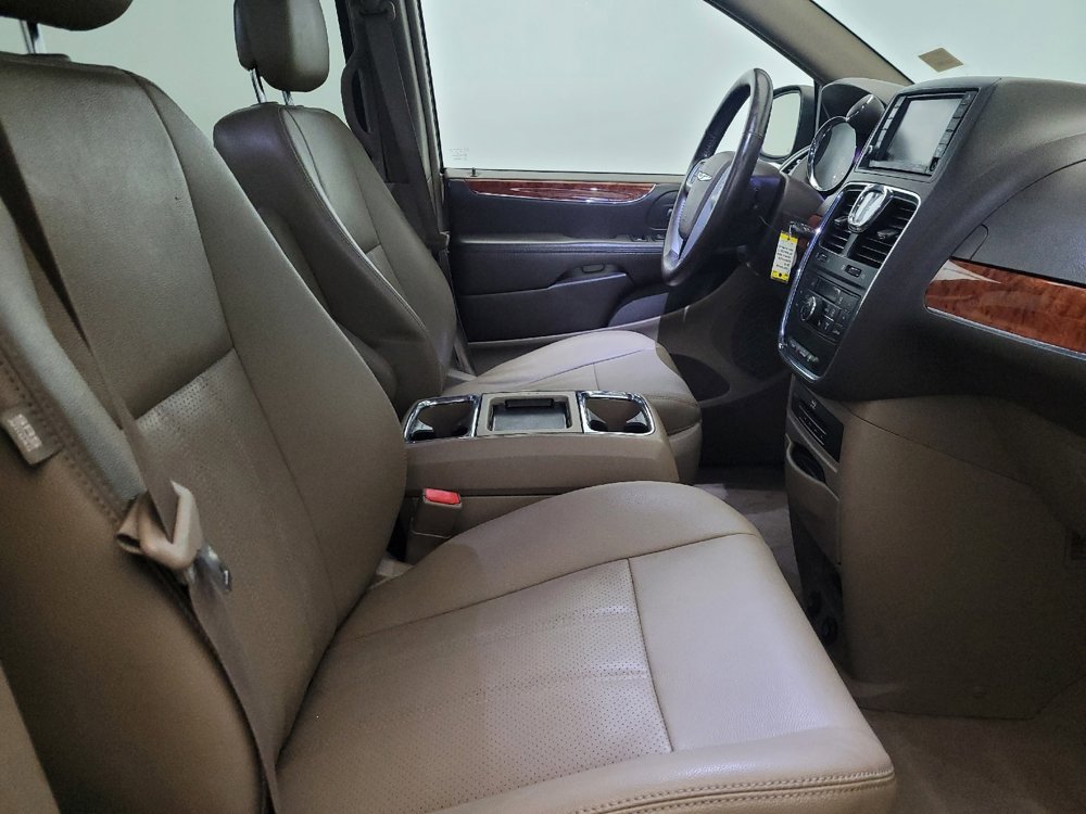 Used 2015 Chrysler Town & Country Touring-L w/ Driver Convenience Group image 21