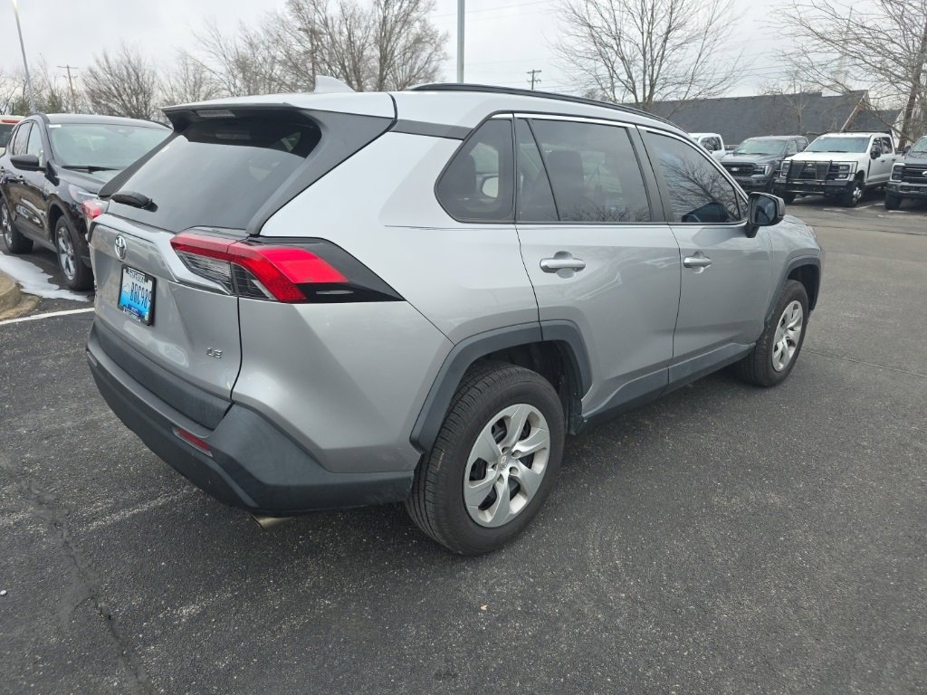 Used 2019 Toyota RAV4 LE image 3