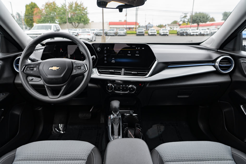 Used 2025 Chevrolet Trax LT FWD image 9